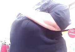 Twee mensen een man om van een geile massage filmpjes moeder te scheiden met transparante kleren voor seks en verscheuren het