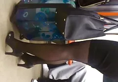 Een zwarte geeft om te zuigen en magere vrouwen te slaan met grote erotischefilm aggregaten.