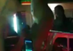 Agenten controleren de strakke vagina van een magere student met kleine borsten erotik film online in het gips.