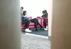 Donkere huid MILF betast de penis van de witte vriend tussen de Tieten oude erotische films