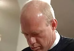 Blond zuigt pikken voor sexfilmpjes massage een kale man in een wit shirt met een rode bank in het gips