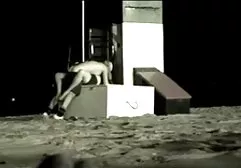 Russische schoonheid met grote tieten wast haar haar in erotiek trailers de badkamer.