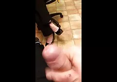 Volwassen vrouwen zuigen een man z 'n lul af en geven hem z' n kont. erotischemassagefilms
