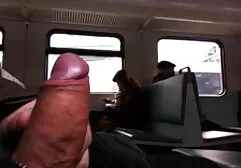 Een man zette een korte erotische filmpjes dikke vrouw, armen en benen in het veld.