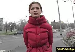 Een zwarte vrouw voor de camera zuigt de agent en filmpjes erotiek geeft hem kanker.