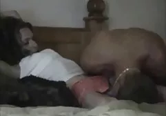 Een gebruind meisje wacht op Ejaculatie de erotische pornofilms hardheid van een sportieve vriend