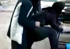 Studenten met een tatoeage op hun kont spreiden haar lippen met soft erotische filmpjes een stomp mes