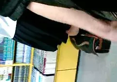 Kortharige, volwassen meid uit Rusland vraagt een man vrouwvriendelijke erotische films om zijn lul.