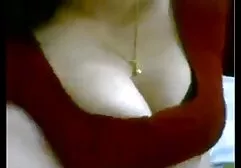 Volwassen vrouwen in panty ' s nodigen buren uit om ons te bezoeken als erotische film porno hun man aan het werk is.