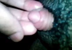 Het meisje met het poesje steekt haar grote vinger op het erotischemassagefilms witte bed