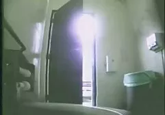 Een jong films erotische massage meisje met kort erotisch haar om te wassen in de badkamer.