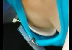 Een jonge Aziaat in een roze broek die een soort dames likt. gratis erotic films