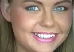 De man gooide zichzelf in de hoed van een meisje met een korte rok en voedde zijn vriend erotische pornofilms op om seks te hebben.
