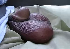 Een sluwe man die zijn vingers in de anus van een meisje steekt, is als ze de vagina trekt en dan het anale goede erotische film gat neukt.