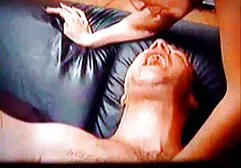 Het meisje erotische sex filmpjes en twee vrienden bellen