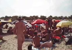 Jonge brunette voelt de Grote penis in de vagina die nat is. sexfilmpjes massage