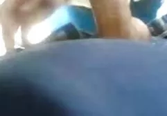 De films erotiek gelukkige man deed de leggings van een dikke Russische bom af en ging door haar vagina na seks.