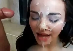 Een volwassen stripper overtuigt films erotische massage een 18-jarig meisje om haar vriend toe te staan haar te neuken.