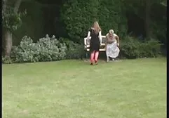 Een meisje in een kerstjurk zuigt een grote gratis erotische film kijken lul voor haar vriend en geeft hem