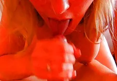 Een erotiese films meisje in een roze trui die haar slipje uitdoet en een heet geschoren poesje op webcam.