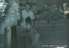 Een langharige brunette man heeft een zwarte erotische sexfilmpjes sok.
