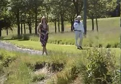 Model met licht erotische film grote borsten poserend voor een fotograaf op zee