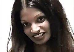 Trouwde met de gesloten MILF met een jongeman in de slaapkamer en erotiche massage film de lul in de vagina.