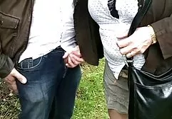 De vrouw heeft bruine ogen gratis erotische films in een luipaard blouse en met mooie borsten ontspant een pijpbeurt voor haar man