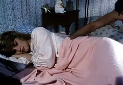 Blond ero massage film en brunette laat guy buiten klaarkomen.