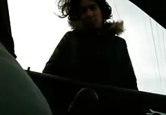 Een sexy meisje kijkt naar de vagina. meest erotische films