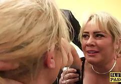 Blond met erotisch film een man en brunettes liefdevol