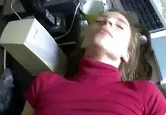 Een walgelijke vrouw in het lichaam die haar Harig onder de schroef blootstelt en zijn lul zuigt met snoep. massage sexfilmpjes