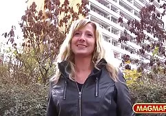 Een zakenman gekleed in het blauw gaat de schroeven in de korte erotische filmpjes vagina van een magere minnaar met een vrouw die slaapt