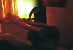 De MILF verplettert zichzelf erotische filmpjes zo veel en doet haar slipje uit om te masturberen met een dildo.