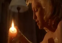 Een blonde vrouw in zwarte lingerie likte een erotise films hahala en zoog aan zijn lul.