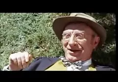 Aziatische klootzakken met opgezwollen lippen en glazen, het doek werkt met erotischefilms de mond.