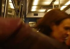 Een man eet een erotische filmpjes vrouw in haar mond en giet heet sperma op haar gezicht.