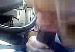 Model met pierced pussy en enorme vleugels op haar rug en dildo in erotishe filmpjes haar kont.