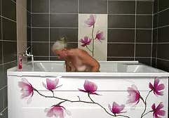 De roodharige hoer kwam terug van haar werk en duwde de dildo in de opening geile massage filmpjes op de badkamervloer.