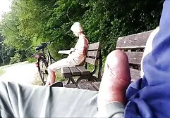 Een vrouw geile massage film met zwak licht pijpt haar man.