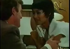 Dronken meisje dat zich uitkleedt terwijl ze danst in een club en een fout zuigt door mannen erotische speelfilms