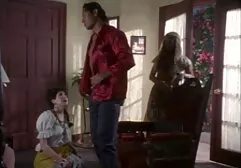 Hahal stak zijn goede erotische film vinger op een meisje in kousen en neukte haar op de tafel