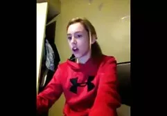 Een zwarte vrouw erotische speelfilm met grote tieten die een kale man pijpt en zichzelf aan hem geeft.