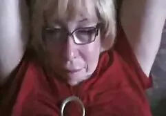 De man ontwikkelde de kont van een volwassen vrouw met seksspeeltje en zijn goede erotische film lul